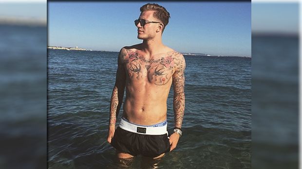 
                <strong>Loris Karius</strong><br>
                Dass das Model die Blicke auf sich zieht, ist wenig überraschend. Doch die englischen Fußballfans schmachten auch den 22-Jährigen an - männliche wie weibliche Fans. "Er fiel männlichen und weiblichen Liverpool-Anhängern auf, die sich dem Anschein in den gutaussehenden Deutschen verguckt haben", schreibt die Website "SportsJoe" und bezieht sich dabei auf die Tweets einiger "Reds"-Fans.
              