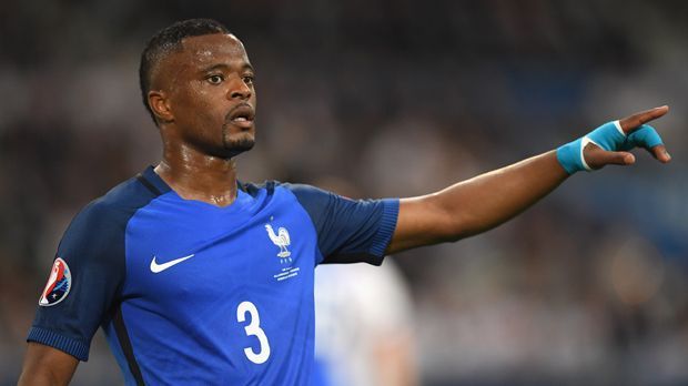 
                <strong>Patrice Evra</strong><br>
                Patrice Evra: Gilt eigentlich als Schwachstelle in der französischen Abwehr, machte gegen die deutsche Mannschaft aber wohl sein bestes Spiel bei dieser EM. Zumindest in der Defensive. Schaltet sich der 35-Jährige allerdings mal in die Offensive ein, bleiben viele Aktionen nur Stückwerk. ran-Note: 3
              