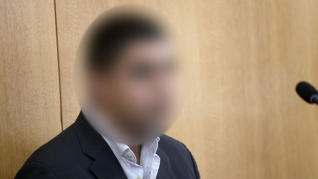 Ein Beschuldigter sitzt im Gerichtssaal des Landgerichtes auf der Anklagebank.