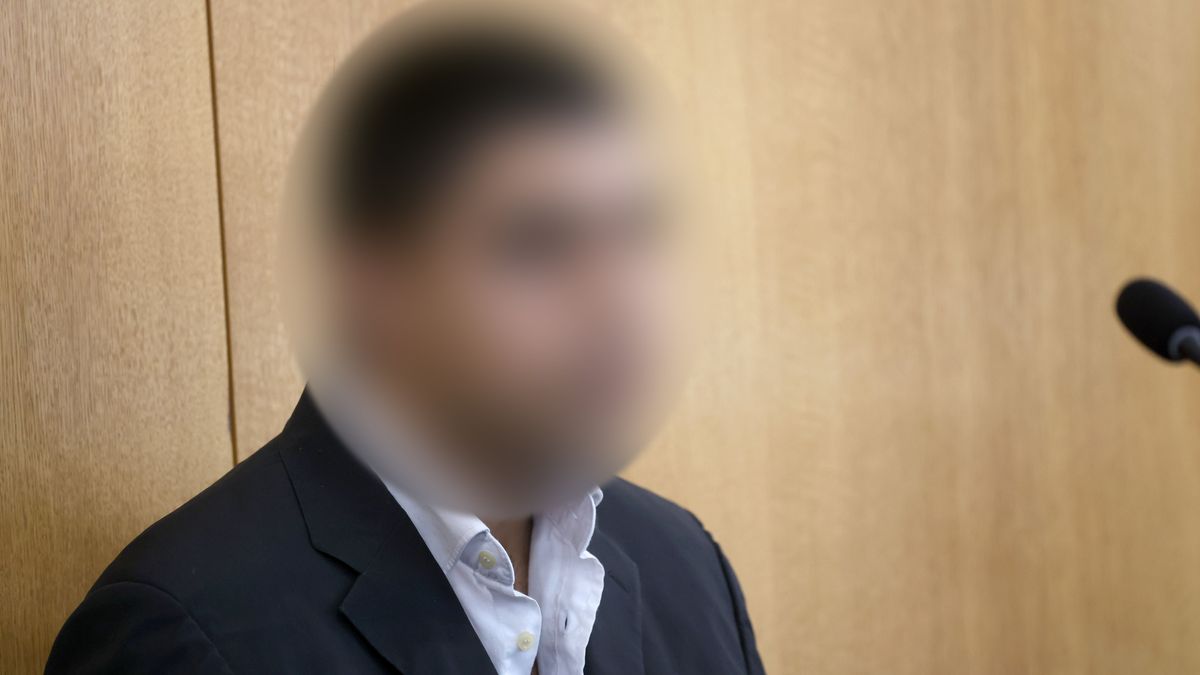 Ein Beschuldigter sitzt im Gerichtssaal des Landgerichtes auf der Anklagebank.