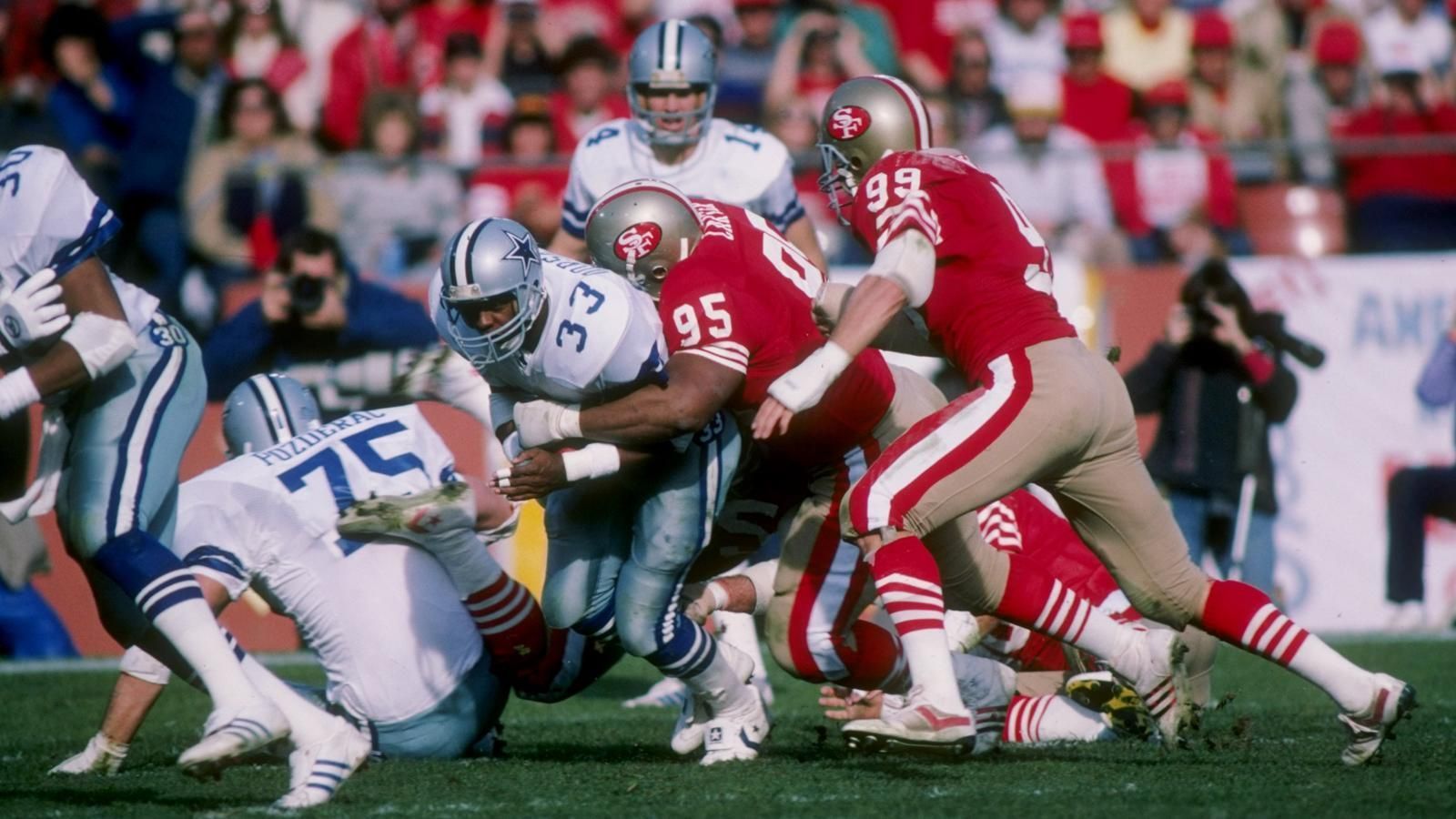 
                <strong>San Francisco 49ers gegen Dallas Cowboys (17-19-1)</strong><br>
                Angefangen in den 70er Jahren, als sich die Teams drei Mal in Folge gegenüberstanden, fand das Duell im NFC Championship Game 1981 seinen Höhepunkt. Der Game-Winning-Touchdown von Joe Montana auf Dwight Clark ging als "The Catch" in die Geschichtsbücher ein. Richtig Fahrt nahm die Rivalität zwischen 1992 und 1994 auf, als das NFC Championship Game dreimal in Folge Cowboys gegen 49ers und das Quarterback-Duell Troy Aikman gegen Steve Young hieß. Während die 49ers in der Regular Season die Nase mit 15-14-1 vorn haben, gewannen die Cowboys in den Playoffs fünf der sieben Duelle.
              