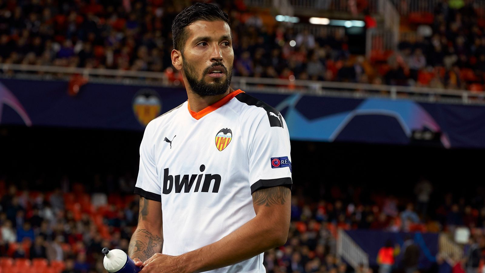 
                <strong>Ezequiel Garay (FC Valencia)</strong><br>
                Der argentinische Verteidiger Ezequiel Garay war in fünf der bisherigen sechs Champions-League-Spiele Valencias in der laufenden Saison im Einsatz - eine weitere Begegnung wird für den 33-Jährigen nicht mehr dazukommen. Der Routinier zog sich zuletzt einen Kreuzbandriss zu, fällt damit bis in die nächste Spielzeit hinein aus. Daher verzichteten die Spanier folgerichtig auf eine Nominierung des Ex-Nationalspielers für die K.o.-Phase der Königsklasse, in der es für Valencia im Achtelfinale gegen Atalanta Bergamo geht.
              