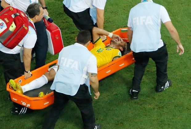 
                <strong>Bittere Tränen</strong><br>
                Mit einer Trage wird Neymar vom Feld getragen und weint vor Schmerz. Für Neymar ist die Weltmeisterschaft beendet
              