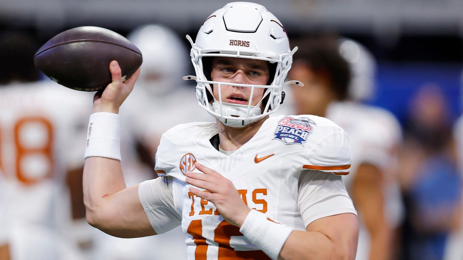 <strong>Arch Manning (Texas Longhorns)</strong> <br>Arch ist der Enkel von Archie und der Neffe von Eli und Peyton Manning. Als Quarterback will er die Familien-Dynastie fortsetzen und steht natürlich im Blickpunkt des öffentlichen Interesses. Er hat einen starken Arm und ist athletischer als seine Onkel, während der Manning-Football-IQ bereits durchblitzt. Auch wenn noch gar nicht sicher ist, ob Arch am Draft 2026 teilnimmt, wird er schon jetzt als Nummer-eins-Pick gehandelt.