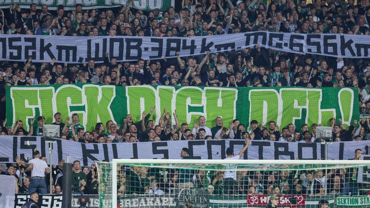 v.li.: Die Fans vom SV Werder Bremen zeigen in der Fankurve ein Banner, Transparent, Spruchband mit der Aufschrift: Fick Dich DFL, Fans, Fanblock, Ultras, Publikum, Zuschauer, Stimmung, Atmosphäre,...