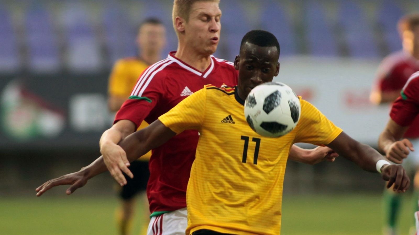 
                <strong>Einsätze in Belgiens U21</strong><br>
                In Sachen Nationalmannschaft hat Dodi Lukebakio noch immer alle Optionen. Zurzeit läuft das Stürmer-Juwel für die U21 seines Geburtslandes Belgien auf, so auch zuletzt in der Länderspielpause beim 3:3 im Testspiel gegen Rumänien. Insgesamt kam Lukebakio zwölf Mal für die belgische U21-Auswahl zum Einsatz (vier Tore). Doch der Torjäger hat auch schon ein A-Länderspiel bestritten - für den Kongo, das Land seiner Vorfahren. Im Oktober 2016 kam er zu einem Länderspiel-Kurzeinsatz für die Demokratische Republik gegen Kenia. Da es sich dabei um ein Freundschaftsspiel handelte, kann sich Lukebakio in Zukunft immer noch zwischen den beiden Ländern entscheiden.
              