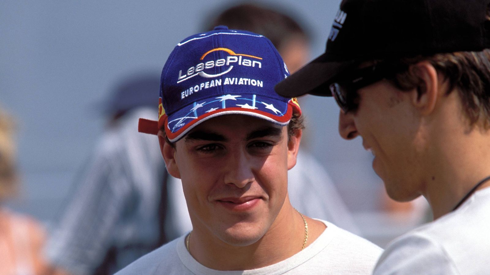 
                <strong>Formel 1: Fernando Alonsos spektakuläre Karriere</strong><br>
                Es ist 2001, als ein schüchterner Junge aus Oviedo erstmals das Formel-1-Fahrerlager als Stammpilot betritt. Fernando Alonso feiert im Alter von 19 Jahren sein Debüt in der Königsklasse. Sein Manager Flavio Briatore verschafft ihm ein Cockpit bei Minardi. Alonso fährt wie erwartet nur hinterher, landet am Ende aufgrund der schlechteren Einzelergebnisse hinter seinem Teamkollegen Tarso Marques.
              