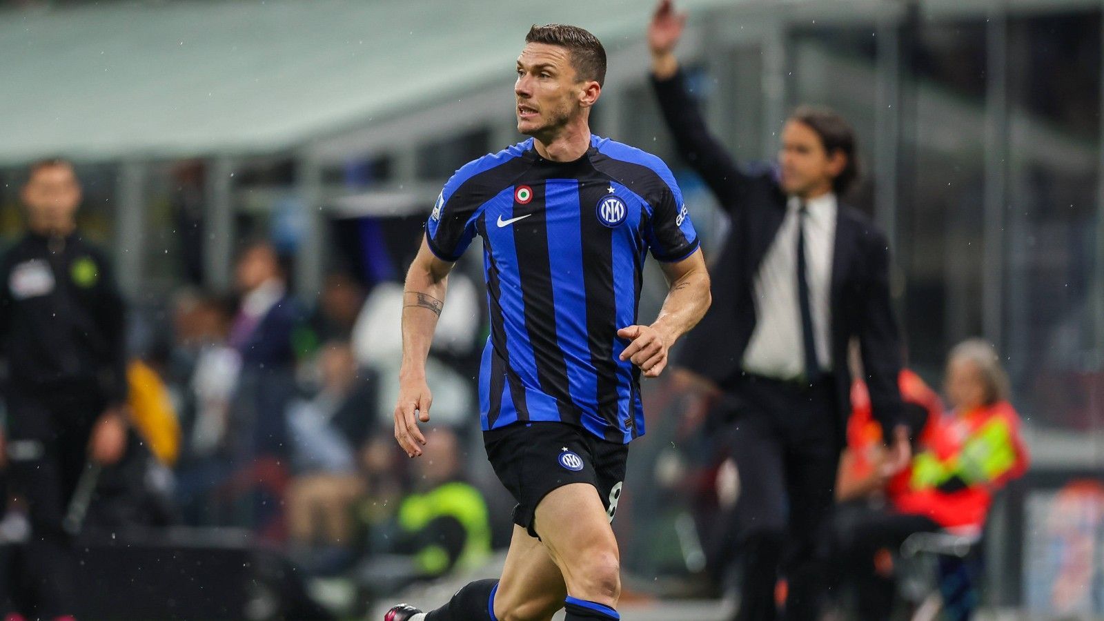 
                <strong>Der verrückte Karriereweg von Robin Gosens</strong><br>
                Was für eine Geschichte! Mit Inter Mailand hat der deutsche Fußball-Nationalspieler Robin Gosens beinahe die Champions League gewonnen. ran wirft nach der knappen Final-Niederlage gegen Manchester City (0:1) einen Blick auf die ungewöhnliche Karriere des 28-Jährigen.
              