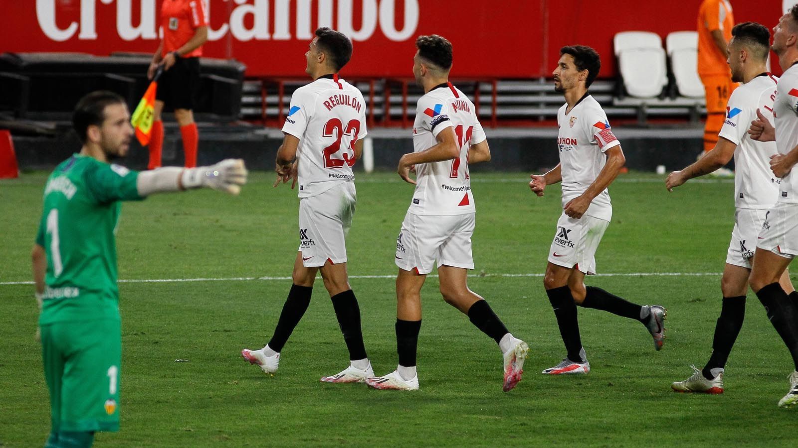 
                <strong>Platz 4: FC Sevilla</strong><br>
                Jahrelang war die Europa League die Domäne der Andalusier. Ganze drei Mal durften sie bereits die Siegertrophäe in der Europa League nach oben stemmen. In der Liga liefen sie auf Rang drei ein, noch vor Atletico Madrid und dürften auch gegen die Roma favorisiert sein. Sevilla ist in diesem Wettbewerb immer ein Titelkandidat. 
              