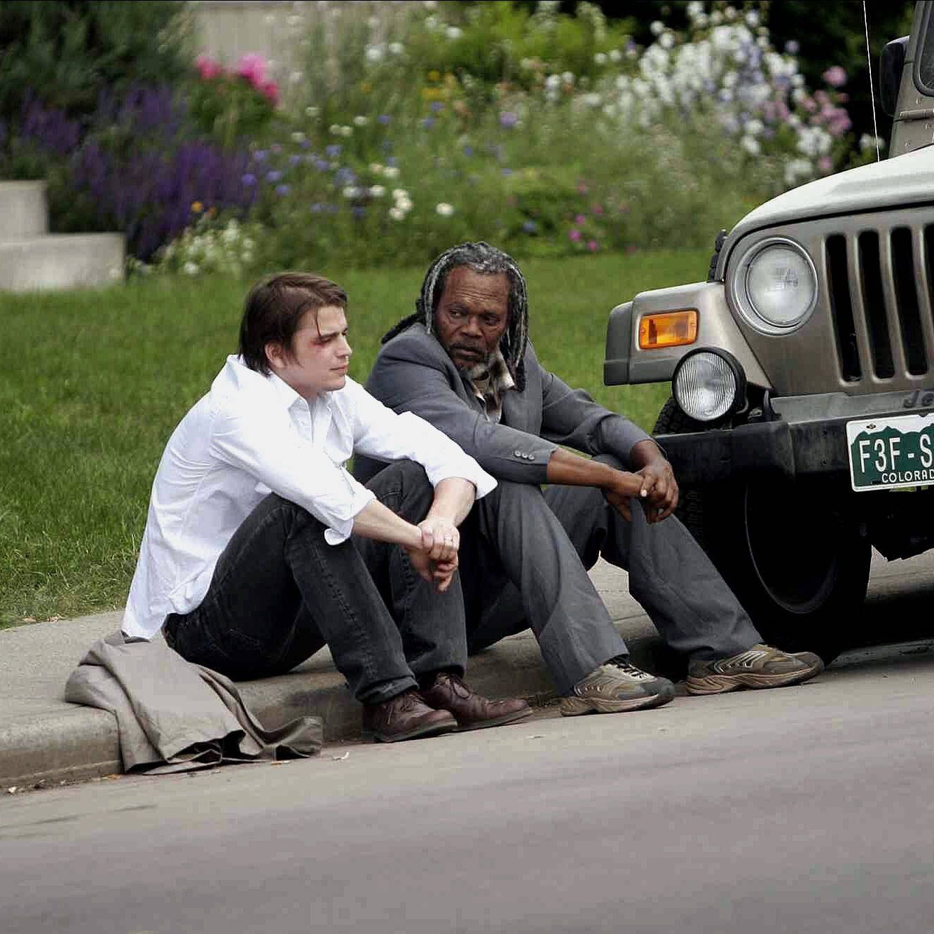 Samuel L. Jackson mit Erik Kernan in "The Champ" auf dem Boden sitzend vertieft in ein Gespräch.