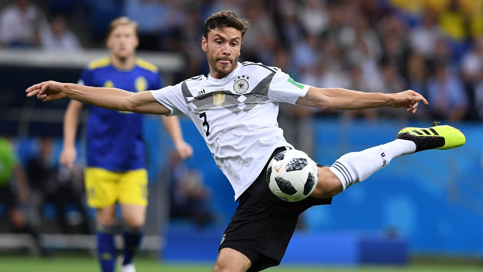 
                <strong>Jonas Hector, 40 Länderspiele</strong><br>
                Sein erstes Länderspiel als Zweitliga-Profi des 1. FC Köln ist wohl nur eine Frage der Zeit. Er gehört zu den Lieblingsspielern von Joachim Löw und war auch zu den ersten Länderspielen nach der WM nominiert, sagte dann aber ab.
              