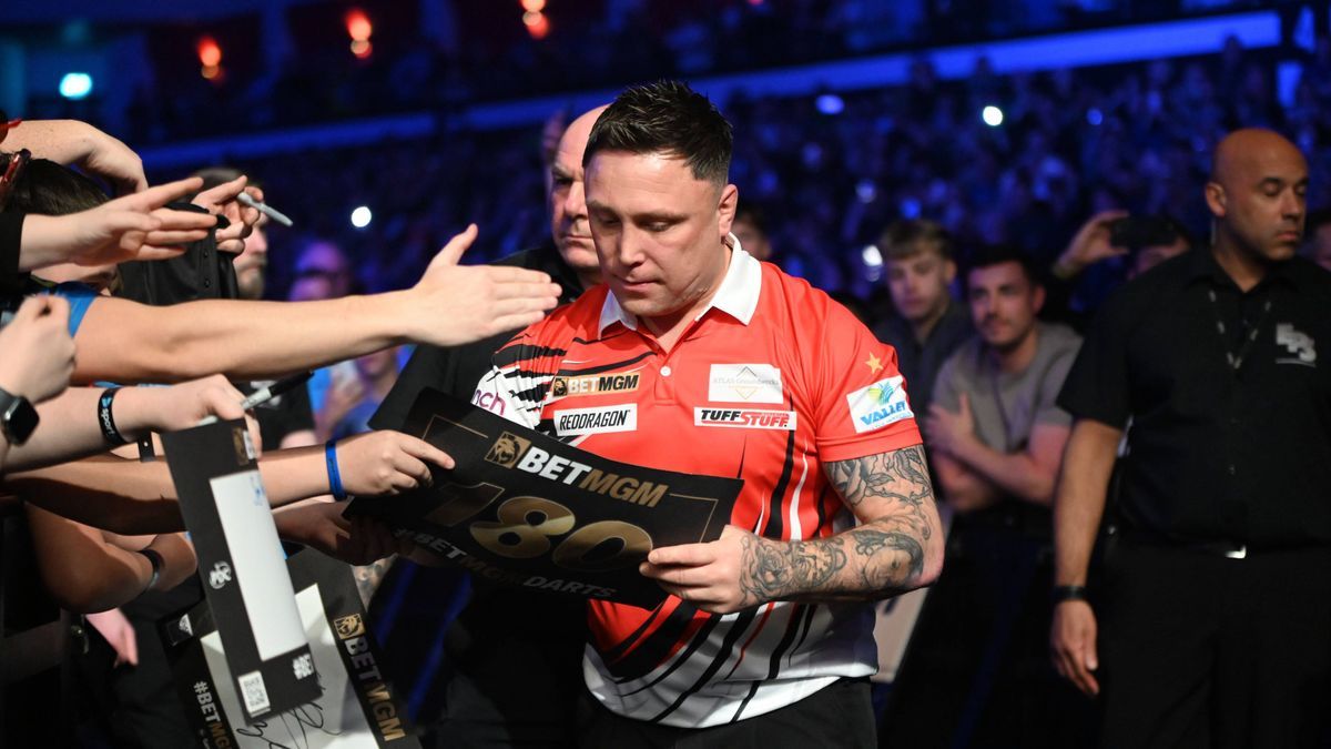 RECORD DATE NOT STATED 20th March 2025, Utilita Arena, Cardiff, Wales; 2025 PDC Premier League Darts Cardiff Night 7; Gerwyn Price signing a fans sign during his walk-on PUBLICATIONxNOTxINxUK Actio...