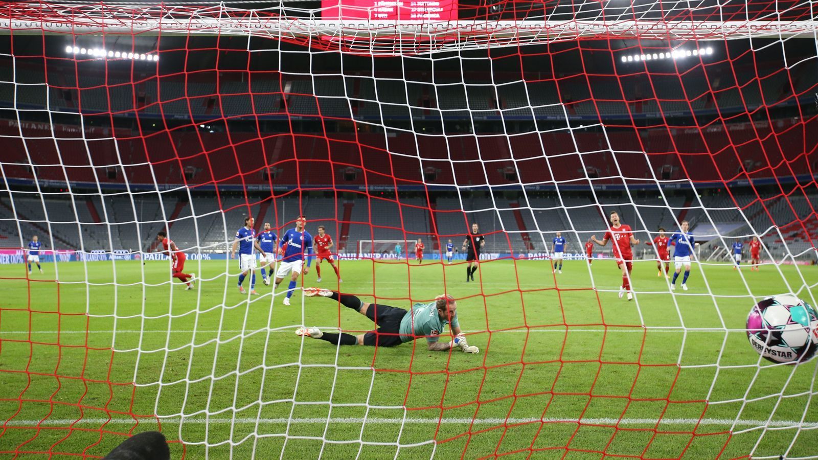 
                <strong>Nur drei Teams kassierten mehr Gegentreffer als der FCB</strong><br>
                Ein kleiner Trost für die Münchner: Ja, es gibt in der Bundesliga noch Mannschaften, die mehr Gegentreffer hinnehmen mussten. Das sind zum einen Hoffenheim sowie die beiden Abstiegskandidaten Mainz und Schalke. Während sich die TSG bislang 26 Gegentreffer in 14 Spielen einfing, waren es bei Mainz sogar schon 31 und bei Schlusslicht Schalke 39. Gleich zum Saisonauftakt war es übrigens der FC Bayern, der mit dem 8:0-Kantersieg gegen die Gelsenkirchener mit dafür sorgte, dass die Gegentor-Bilanz des einstigen Meisterschafts-Rivalen so miserabel ist.
              