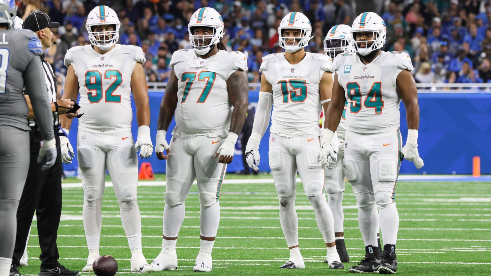 
                <strong>Gewinner: Miami Dolphins</strong><br>
                Die Miami Dolphins haben in den vergangenen Jahren gezeigt, was mit viel Draft-Kapital möglich ist. Aus "Tanking for Tua" im Jahr 2019 ist im Jahr 2022 ein echtes Spitzenteam geworden. Am Deadline-Day holten die Dolphins Bradley Chubb für einen First Round Pick ins Team. Den gab es zuvor von den San Francisco 49ers spendiert. Mit Tua Tagovailoa, Jaylen Waddle, Tyreek Hill, Jevon Holland und nun Chubb sind die Dolphins beladen mit Talent, das sie, Stand heute, nur wenig Geld kostet.
              