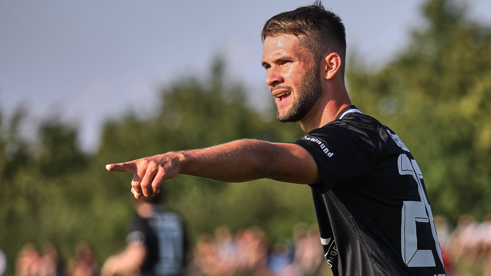 
                <strong>Platz 10 - Simon Asta (FC Augsburg)</strong><br>
                Alter beim Debüt: 17 Jahre, drei Monate, 17 Tage - Begegnung: SC Freiburg - FC Augsburg 2:0 (12. Mai 2018)
              