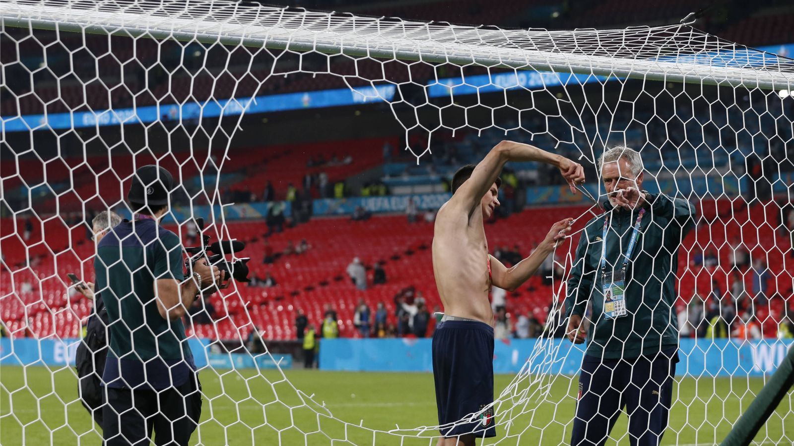 
                <strong>L'Equipe (Frankreich)</strong><br>
                "Die Italiener sind zum zweiten Mal in ihrer Geschichte Europameister geworden. Sie haben ihre Krönung nach einem Finale von eher geringer Qualität weitgehend verdient."
              