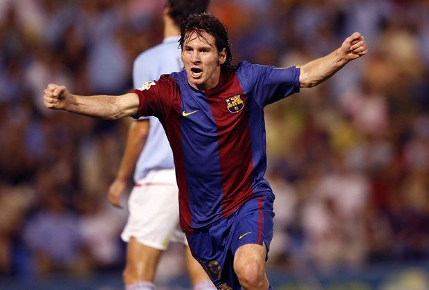 
                <strong>Lionel Messi: 2006</strong><br>
                Meistertitel Nummer Zwei und Champions-League-Sieg. 17 Tore in 36 Spielen stehen 2006 wettbewerbsübergreifend auf Messis Konto. Zum großen Entsetzen Barcelonas zieht er sich jedoch Ende des Jahres einen Mittelfußbruch zu und fällt drei Monate aus.
              