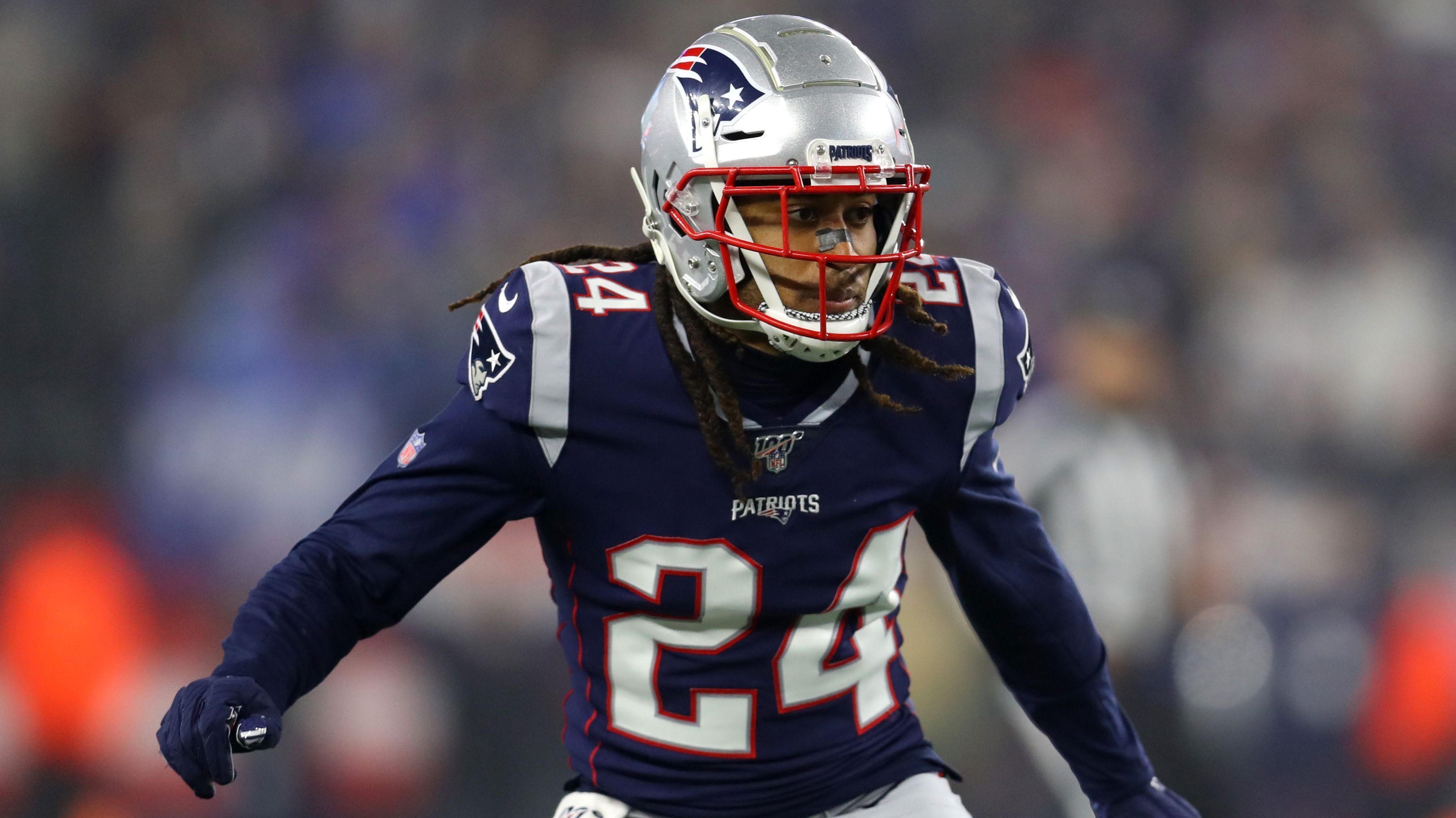 
                <strong>Cornerback: Stephon Gilmore</strong><br>
                Seit seinem Debüt 2012 kommt Cornerback Stephon Gilmore in acht Spielzeiten für die Buffalo Bills und die New England Patriots mit insgesamt 113 Spielen auf 24 Interceptions, 111 verteidigte Pässe und 374 Combined Tackles. In den vergangenen beiden Spielzeiten wurde der 29-Jährige sowohl in den Pro Bowl als auch zum All Pro gewählt und gilt als Mastermind hinter der Defense der Patriots. Zum Vergleich: Darrelle Revis, der seine Karriere nach der Saison 2017 beendete, kam in besagtem Jahrzehnt in 97 Spielen auf 15 Interceptions, 75 verteidigte Pässe und 296 Combined Tackles. Rein statistisch hätte Gilmore also den Vorzug erhalten müssen. Fünf Pro-Bowl- und drei All-Pro-Auszeichnungen in den 2010er Jahren gaben aber den Ausschlag für Revis.
              