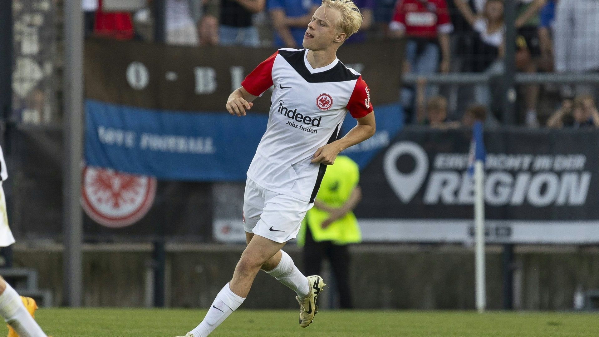 <strong>Oscar Höjlund (Eintracht Frankfurt)</strong><br>Der dänische Sommer-Neuzugang konnte bereits in der Vorbereitung richtig überzeugen, verletzte sich dann jedoch gleich in seinem ersten Pflichtspiel. Dennoch sind die Hoffnungen in Frankfurt groß, dass der 19-Jährige eine echte Größe im Mittelfeld werden kann. Nach seiner Genesung sammelte&nbsp;Höjlund direkt einige Einsatzminuten und deutete sein Potenzial an.