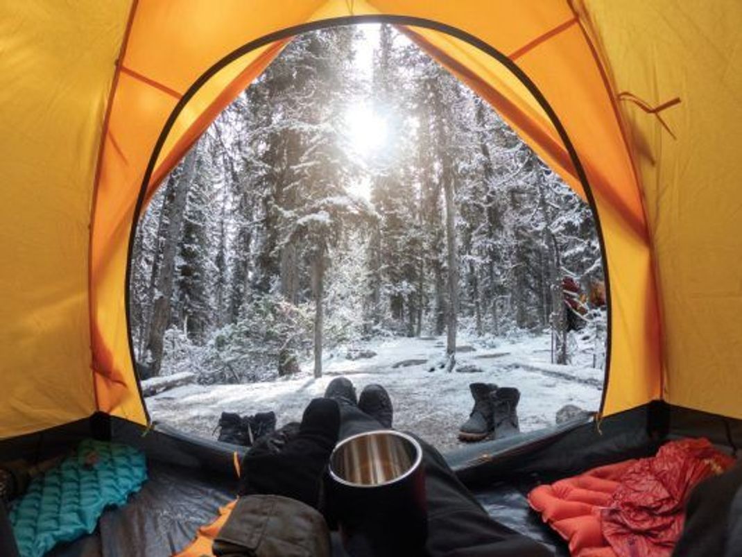 Coole (Camping-)Strategie: Auch im Winter freie Zeit in der Natur verbringen statt in geschlossenen Räumen, wo sich das Corona-Virus leichter verbreiten kann.