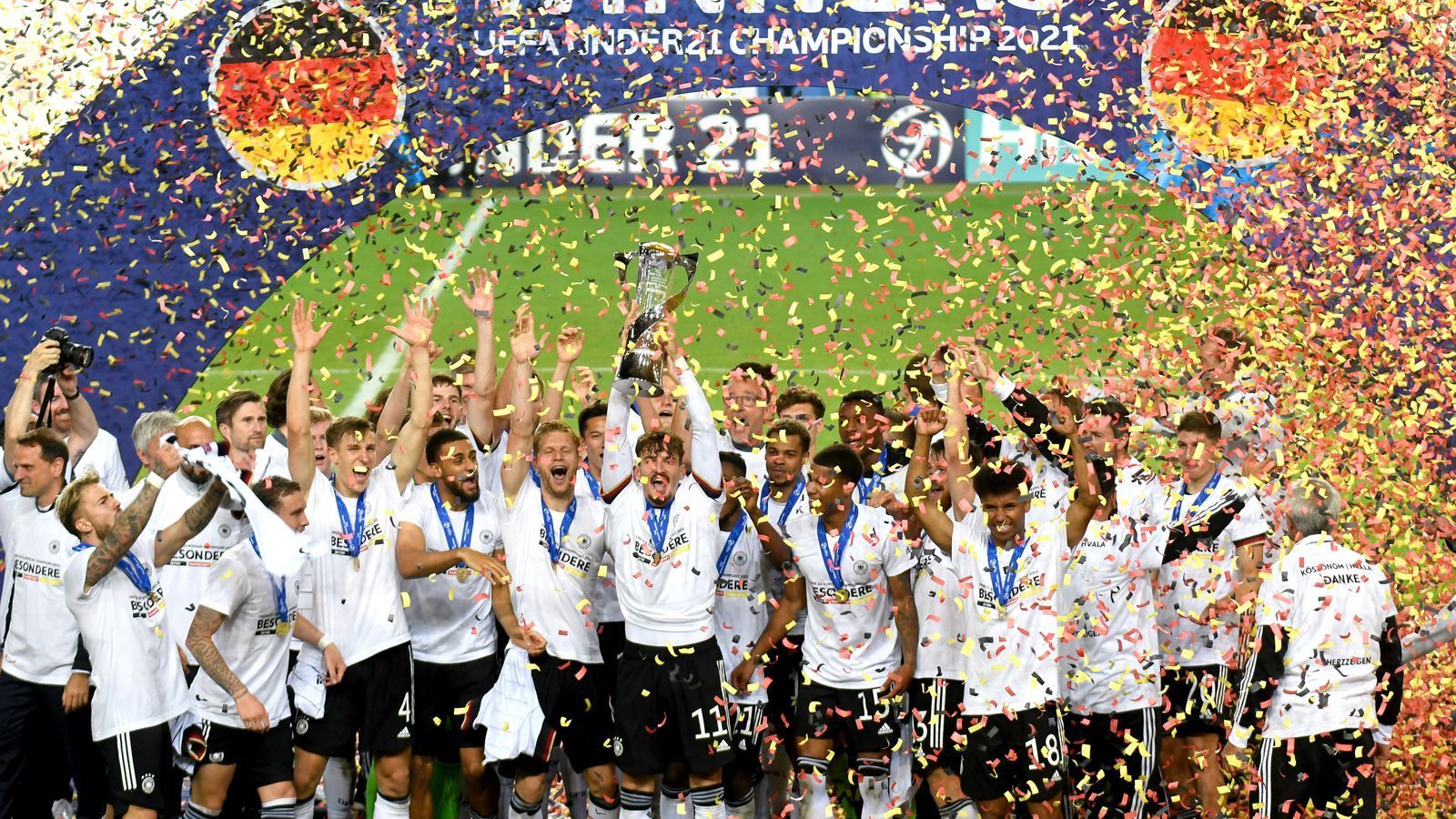 
                <strong>Nmecha, Dorsch und Co.: Wer hat den Flick-Faktor?</strong><br>
                Die deutsche U21 hat sich bei der Europameisterschaft als eingeschworener Haufen präsentiert. Das reichte zum dritten Titel in der DFB-Historie. Einige Spieler, wie Sturmkante Lukas Nmecha, Ridle Baku oder das Innenverteidiger-Duo Nico Schlotterbeck und Amos Pieper ragten heraus und empfahlen sich für höhere Aufgaben.
              