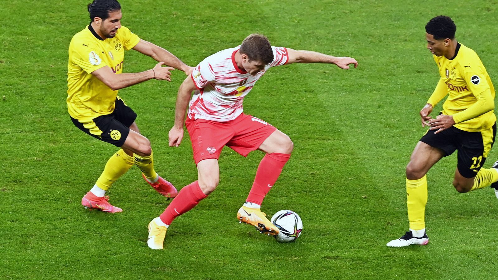 
                <strong>Alexander Sörloth</strong><br>
                Rückt nach Bankplatz am Wochenende wieder in die Startelf. Wird in der Anfangsphase mehrfach als Staubsauger für lange Bälle eingesetzt, dann allerdings blass. Erster Abschluss in der 39. Minute ans Außennetz. Ebenfalls zur Halbzeit ausgewechselt. ran-Note: 4
              