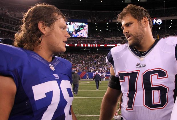 
                <strong>Zwei Deutsche unter sich</strong><br>
                Sebastian Vollmer ist neben Björn Werner, Kasim Edebali und Markus Kuhn (li.) einer von vier Deutschen in der NFL. Hier treffen Vollmer und Kuhn 2012 im Spiel der New England Patriots gegen die New York Giants aufeinander. 
              