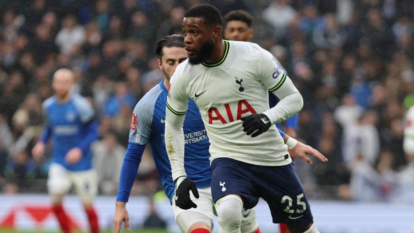 <strong>Japhet Tanganga (FC Augsburg)</strong><br>Der FC Augsburg hat Verteidiger Japhet Tanganga von Premier-League-Klub Tottenham Hotspur ausgeliehen. "Ich freue mich sehr auf die Möglichkeit, beim FC Augsburg in der Bundesliga zu spielen. Die Bundesliga genießt in England mittlerweile einen sehr guten Ruf, weshalb auch immer mehr Spieler aus der Premier League diesen Weg einschlagen", wird der Neuzugang in der Pressemitteilung des FCA zitiert.