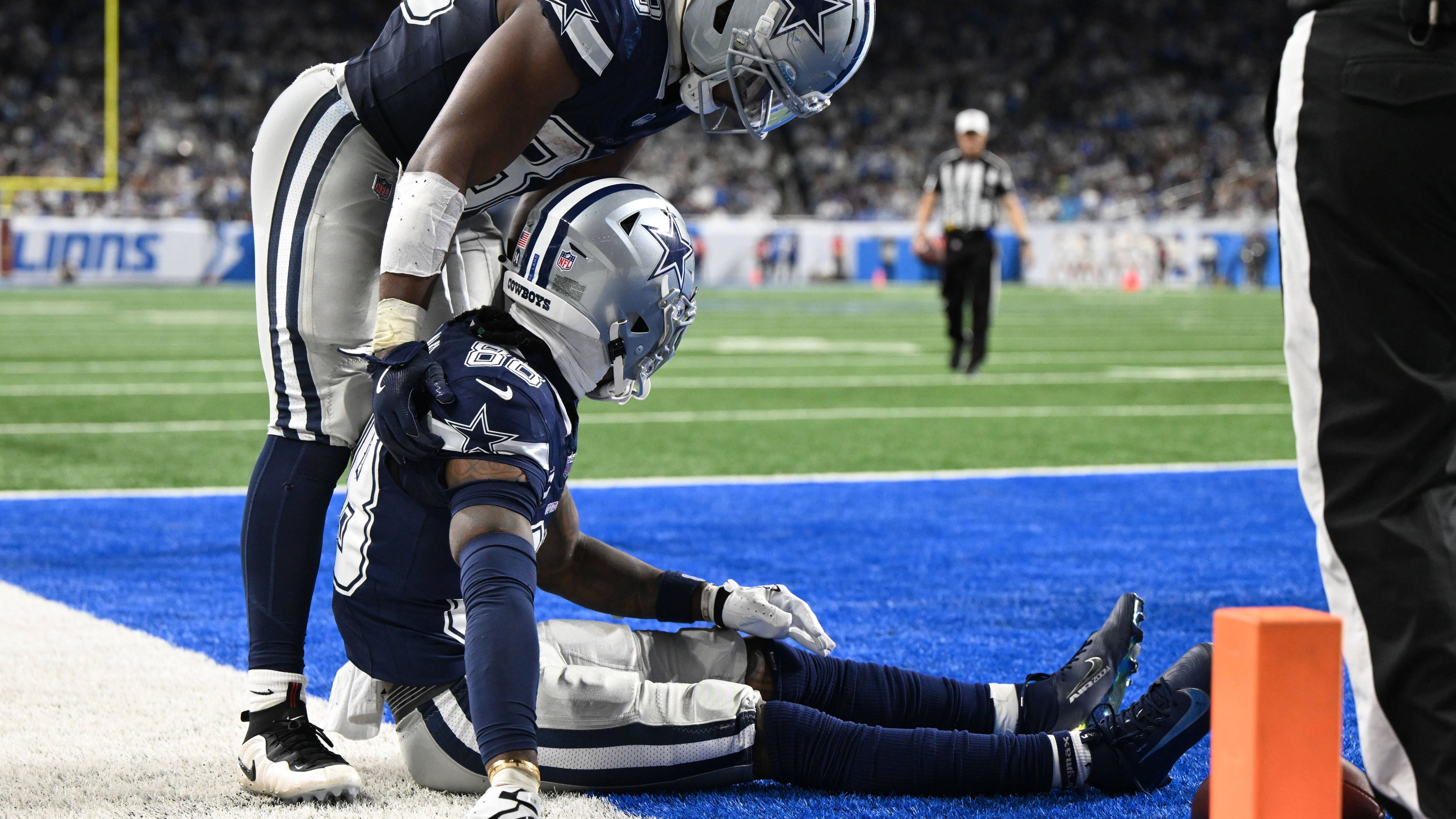 <em><strong>CeeDee Lamb (Dallas Cowboys)</strong><br>Die Dallas Cowboys sorgen sich um Star-Receiver CeeDee Lamb. Der 26-Jährige zog sich im Topspiel bei den Detroit Lions eine Gehirnerschütterung zu und befindet sich im Concussion Protocol. Ob die zehn Tage bis zum nächsten Spiel der Cowboys gegen die Minnesota Vikings reichen werden, bleibt abzuwarten.</em>