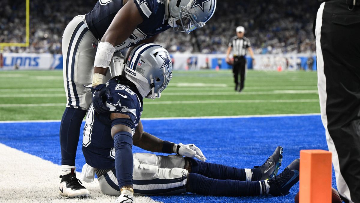 NFL, American Football Herren, USA Dallas Cowboys at Detroit Lions Dec 4, 2025; Detroit, Michigan, USA; Dallas Cowboys wide receiver CeeDee Lamb (88) is helped by Dallas Cowboys running back Javont...
