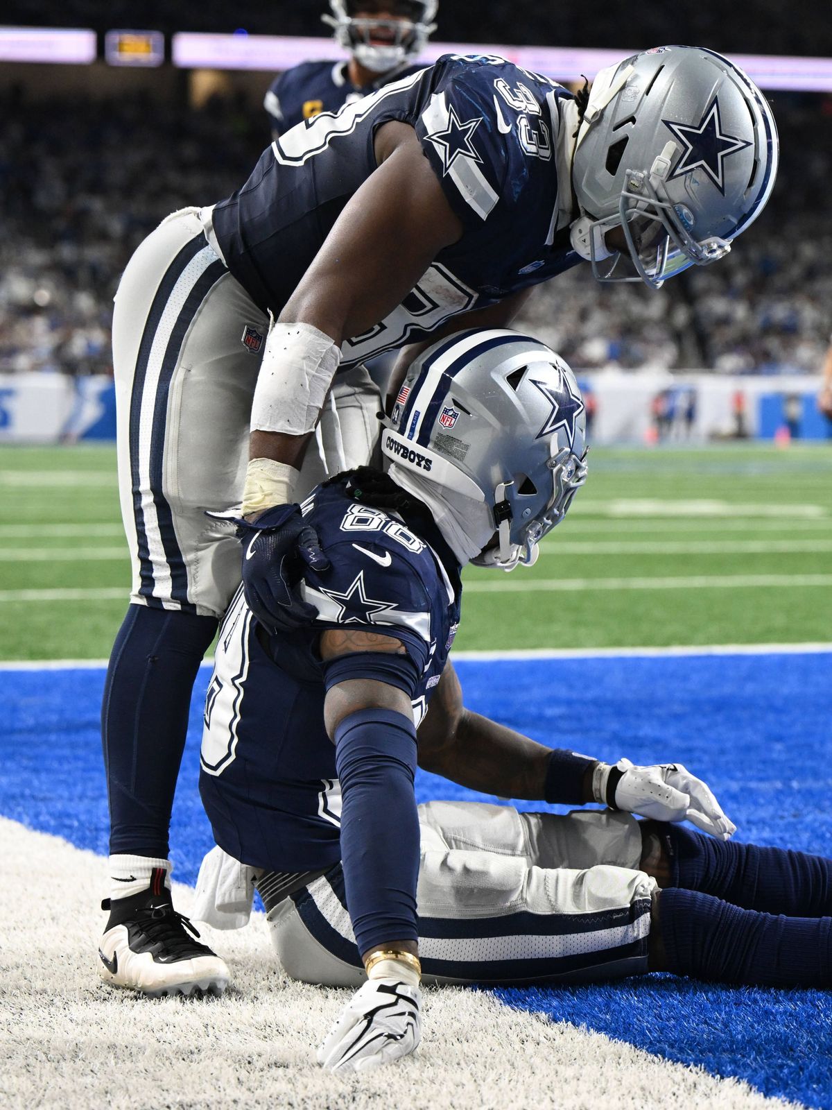 NFL, American Football Herren, USA Dallas Cowboys at Detroit Lions Dec 4, 2025; Detroit, Michigan, USA; Dallas Cowboys wide receiver CeeDee Lamb (88) is helped by Dallas Cowboys running back Javont...
