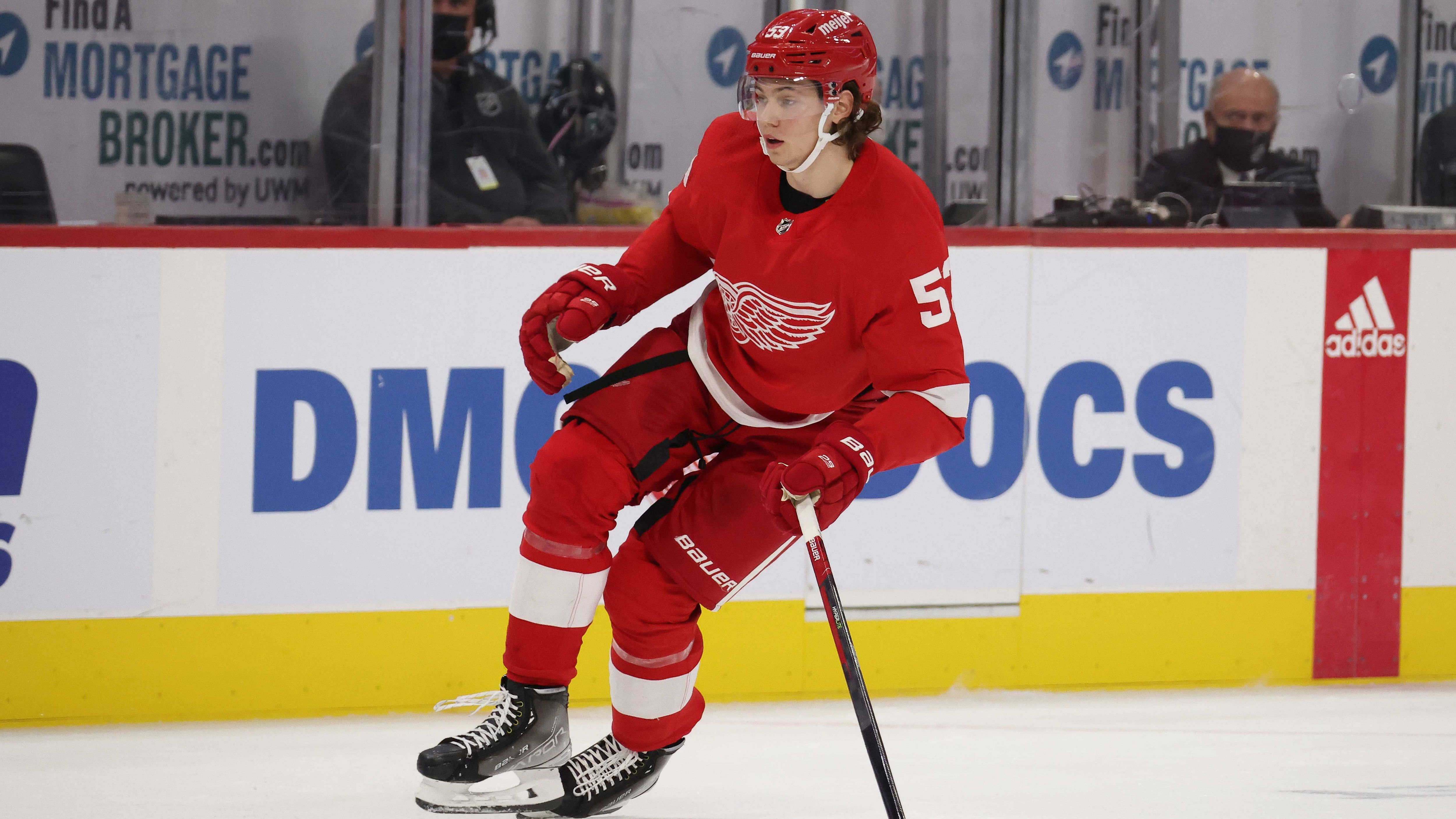 
                <strong>Moritz Seider (Detroit Red Wings)</strong><br>
                Moritz Seider erlebte mit den Detroit Red Wings einen wilden Saisonauftakt. Beim Schützenfest gegen Champion Tampa Bay Lightning verloren die Red Wings am Ende mit 6:7 in der Overtime. Seider machte aber eine starke Partie und bereitete in seinen über 20 Minuten Spielzeit gleich zwei Treffer vor. Am zweiten Spieltag holte der Deutsche dann seinen ersten Sieg. Auch beim 3:1 gegen die Vancouver Canucks konnte sich der Verteidiger wieder für das Team empfehlen und legte einen weiteren Treffer auf.
              