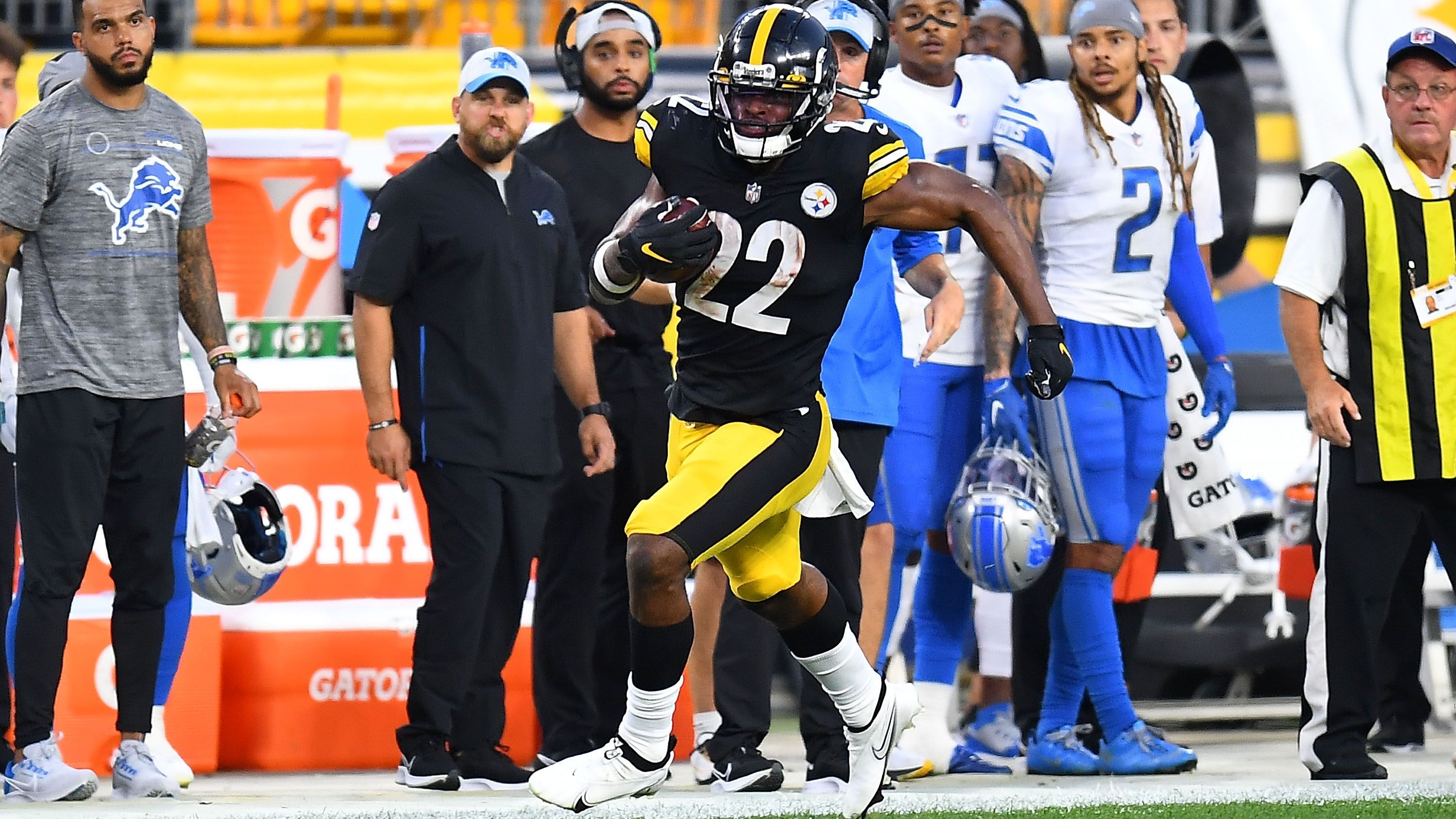 
                <strong>Running Back: Najee Harris (Pittsburgh Steelers)</strong><br>
                Der frühere College-Star konnte sich bei seinem NFL-Debüt gegen Buffalo noch nicht so recht in Szene setzen, am Sonntag dürfte es allerdings soweit sein. Gegen die Las Vegas Raiders (ab 18:00 Uhr live auf ProSiebenMAXX und ran.de) trifft Harris auf die schlechteste Laufverteidigung der Liga (189 Yards in Week 1 erlaubt). Wenn ihm die O-Line der Steelers passende Löcher freiblockt, sollte der 23-Jährige seine unbestrittenen Qualitäten erstmals zur Schau stellen können.
              