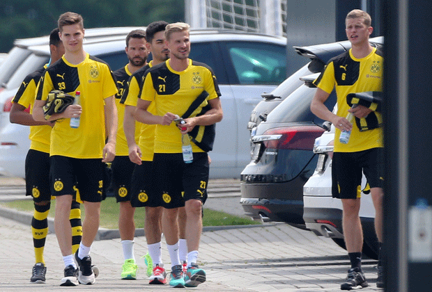 
                <strong>Borussia Dortmund</strong><br>
                Bereits einen Tag vorher melden sich Ilkay Gündogan, Gonzalo Castro (Mitte, hinter Oliver Kirch) und Co. zurück aus dem Urlaub
              