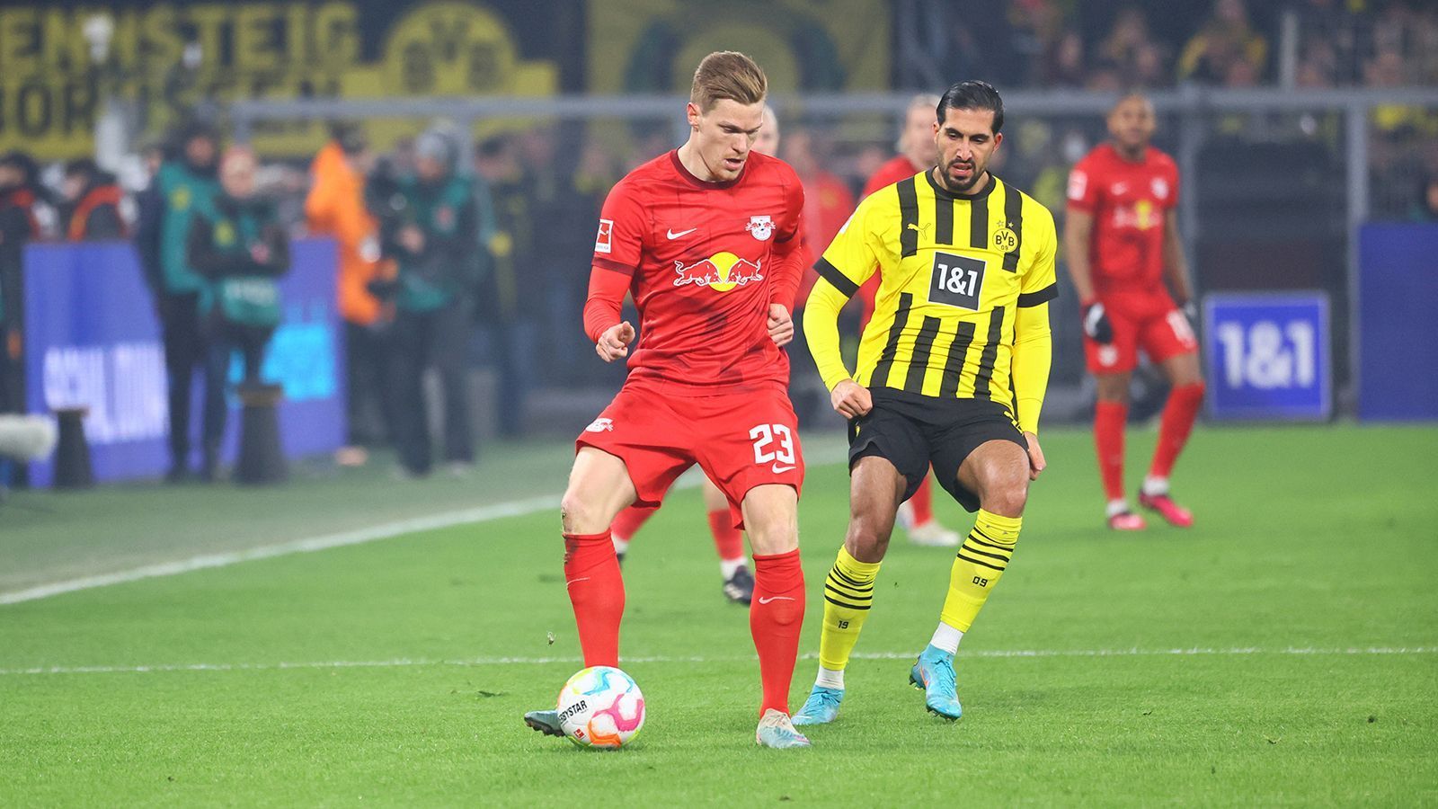 
                <strong>Marcel Halstenberg (RB Leipzig)</strong><br>
                Von Brandt wird der Linksverteidiger ordentlich beschäftigt, in vielen Situationen geht er auf Nummer sicher. Nach einer Forsberg-Flanke kommt Halstenberg sogar auf kurzer Distanz zum Abschluss, setzt den Ball aber drüber. Mit einer Grätsche gegen Brandt bewirbt er sich erfolgreich um eine Gelbe Karte. Nach einer Stunde macht der DFB-Nationalspieler Platz für Raum. ran-Note: 4
              