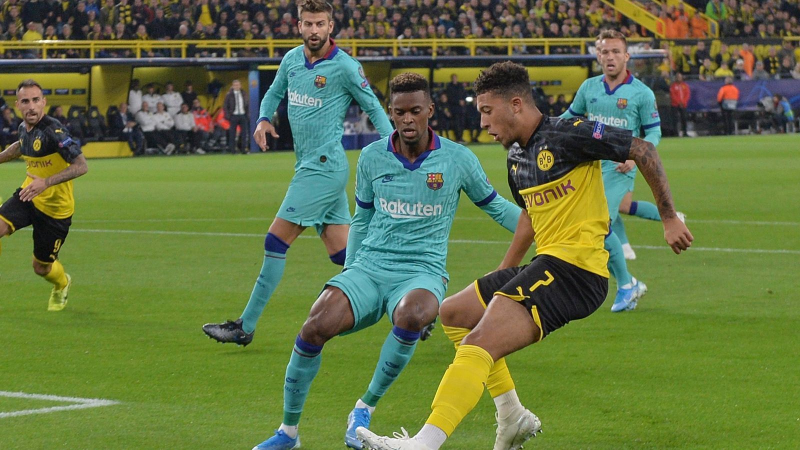 
                <strong>Jadon Sancho (Borussia Dortmund)</strong><br>
                Nicht so oft zu sehen, wie man es erwartet hätte. Und wie es das BVB-Spiel gebraucht hätte. Wird von Alcacer gut in Szene gesetzt, vergibt aus 16 Metern aber kläglich. Kommt mit Schwung aus der Kabine, hat ordentlich Zug zum Tor. Holt zudem den Foulelfmeter heraus. ran-Note: 3
              