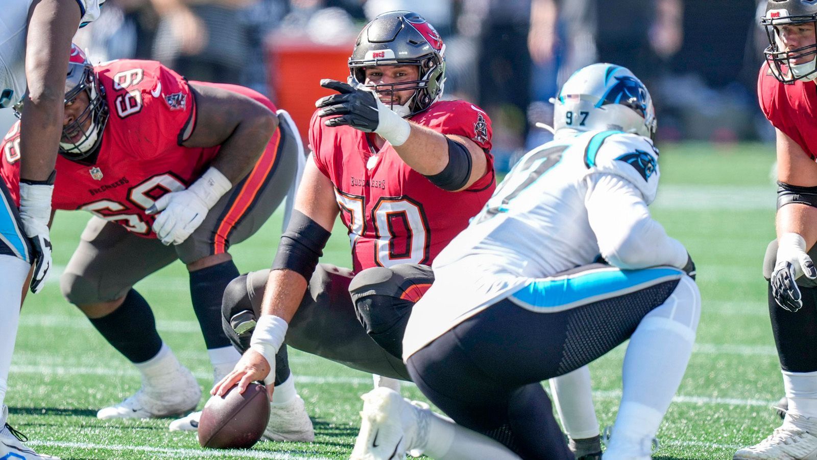
                <strong>Offense (Line)</strong><br>
                Zusammenfassend ist die gesamte Offense der Buccaneers eine Problemzone. Ein Field Goal, sechs Punts aus den ersten acht Drives gegen die Panthers und ein Punter als effektivster Spieler gegen die Panthers bestätigten dies. Vieles davon steht und fällt mit der Offense Line, die in dieser Saison - auch aufgrund von Verletzungen - nicht auf einem Top-Level ist. Besonders der Ausfall von Center Ryan Jensen wiegt schwer. Eine seit Week 1 löchrige O-Line führt aber eben zu geschwächtem Laufspiel, einem Tom Brady, der mehr unter Druck werfen muss und zu einer insgesamt weniger produktiven Offense. In der vergangenen Saison standen die Bucs zum selben Zeitpunkt bei 33,2 Punkten pro Spiel - aktuell sind es 17,7. Im Ligavergleich liegt man bei Total Yards auf Rang 19 und bei Yards/Spiel sogar nur auf Rang 22. 
              