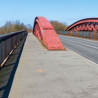 Die Levensauer Hochbrücke über dem Nord-Ostsee-Kanal bei Kiel, von 1893 bis 1894 errichtet ist sie die letzte Originalbrücke über den Kanal. Man sieht ihr das Alter inzwischen an  