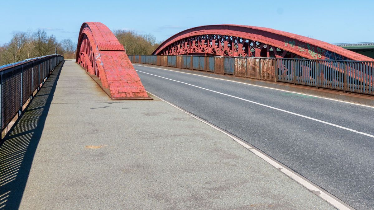 Die Levensauer Hochbrücke über dem Nord-Ostsee-Kanal bei Kiel, von 1893 bis 1894 errichtet ist sie die letzte Originalbrücke über den Kanal. Man sieht ihr das Alter inzwischen an  