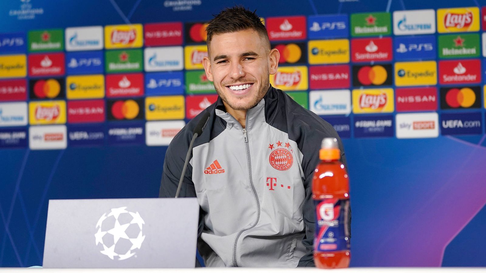 
                <strong>Hernandez kam 2019 als Rekord-Transfer</strong><br>
                Im Sommer 2019 gaben die Münchner 80 Millionen Euro Ablöse für den französischen Innenverteidiger aus, um diesen per Ausstiegsklausel von Atletico Madrid an die Isar zu lotsen. Bis heute zahlten die Bayern nicht einmal mehr annähernd so viel für einen Spieler. Zweitteuerster Spieler der Münchner Vereinsgeschichte ist Matthijs de Ligt mit einer Ablösesumme von kolportierten 67 Millionen Euro. 
              