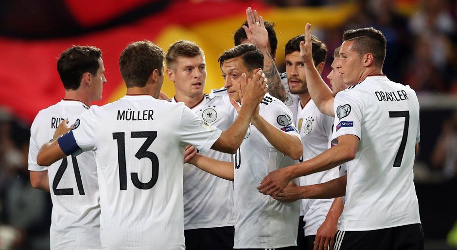 
                <strong>Neun Siege in neun Spielen</strong><br>
                Bisher hat die deutsche Mannschaft alle neun WM-Qualifikationsspiele gewonnen. Sollte dem Weltmeister gegen Aserbaidschan der zehnte Sieg gelingen, würde das DFB-Team den Rekord von Spanien einstellen. Die "Furia Roja" konnte 2010 bisher als einziges Team alle zehn Qualifikationsspiele gewinnen. Das Kunststück mit einer blütenweißen Weste zum Turnier zu fahren, gelang aber noch anderen Mannschaften. Der Niederlande im Jahr 2010 beispielsweise. Allerdings startete "Orjane" in einer Vierergruppe und konnte somit "nur" acht Siege vorweisen.
              