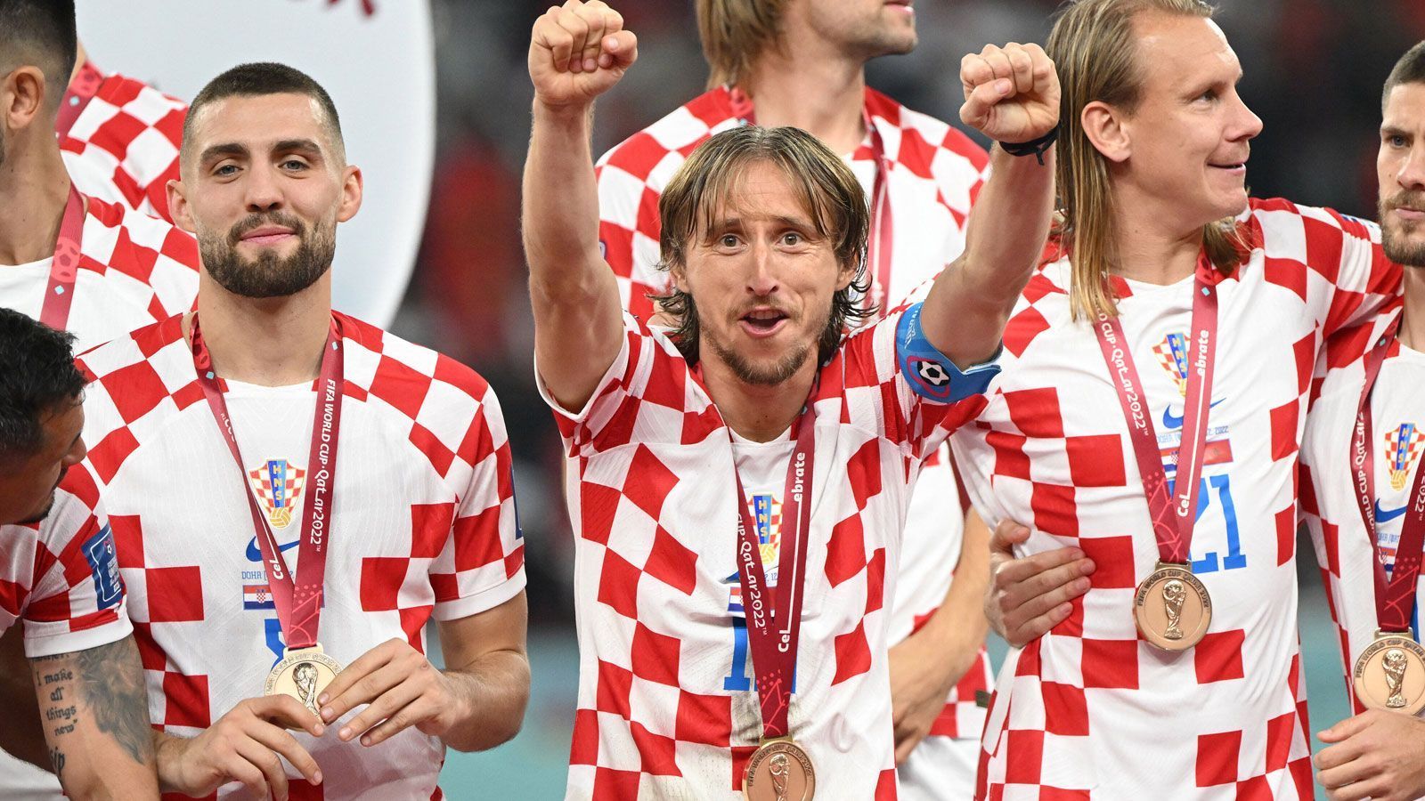 
                <strong>Emotionen pur: Bilder vom Spiel um Platz drei</strong><br>
                Am Ende seines siebten Spiels bei der WM 2022 und seiner 162. Partie für die kroatische Nationalmannschaft trägt Luka Modric mit der Bronzemedaille den verdienten Lohn um den Hals. Und kann stolz beide Fäuste gen katarischen Abendhimmel recken. Mit 2:1 schlagen die "Vatreni" das Überraschungsteam Marokko im Spiel um Platz drei. ran zeigt die emotionalsten Bilder der vorletzten Partie des Turniers.
              