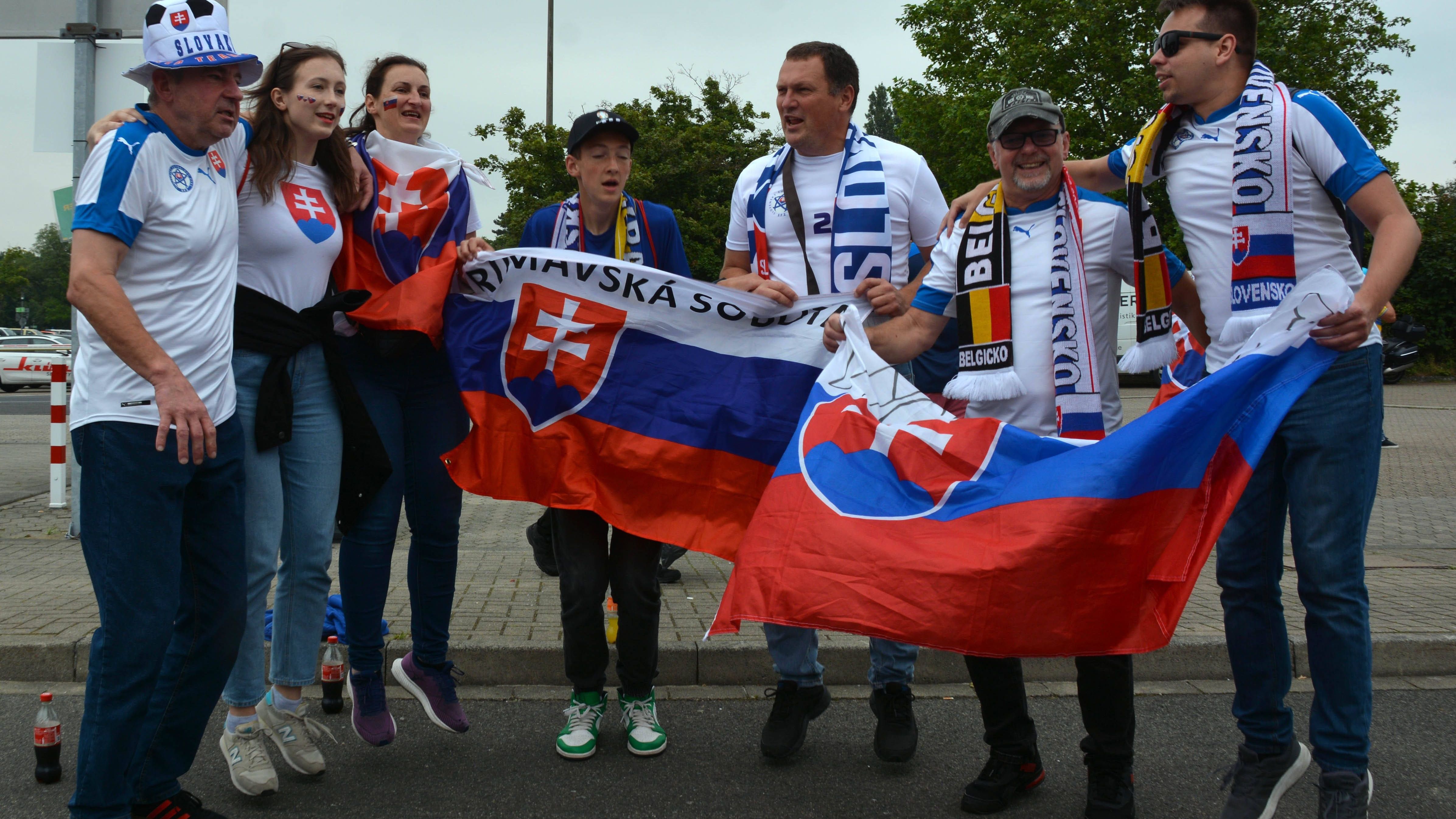 <strong>Slowakei-Fans früh unterwegs</strong><br>Für die slowakischen Fans beginnt der EM-Tag schon recht früh. Immerhin erfolgt bereits um 15 Uhr der Anpfiff gegen die Ukraine. Einige Anhänger finden sich schon vorab in Düsseldorf ein.