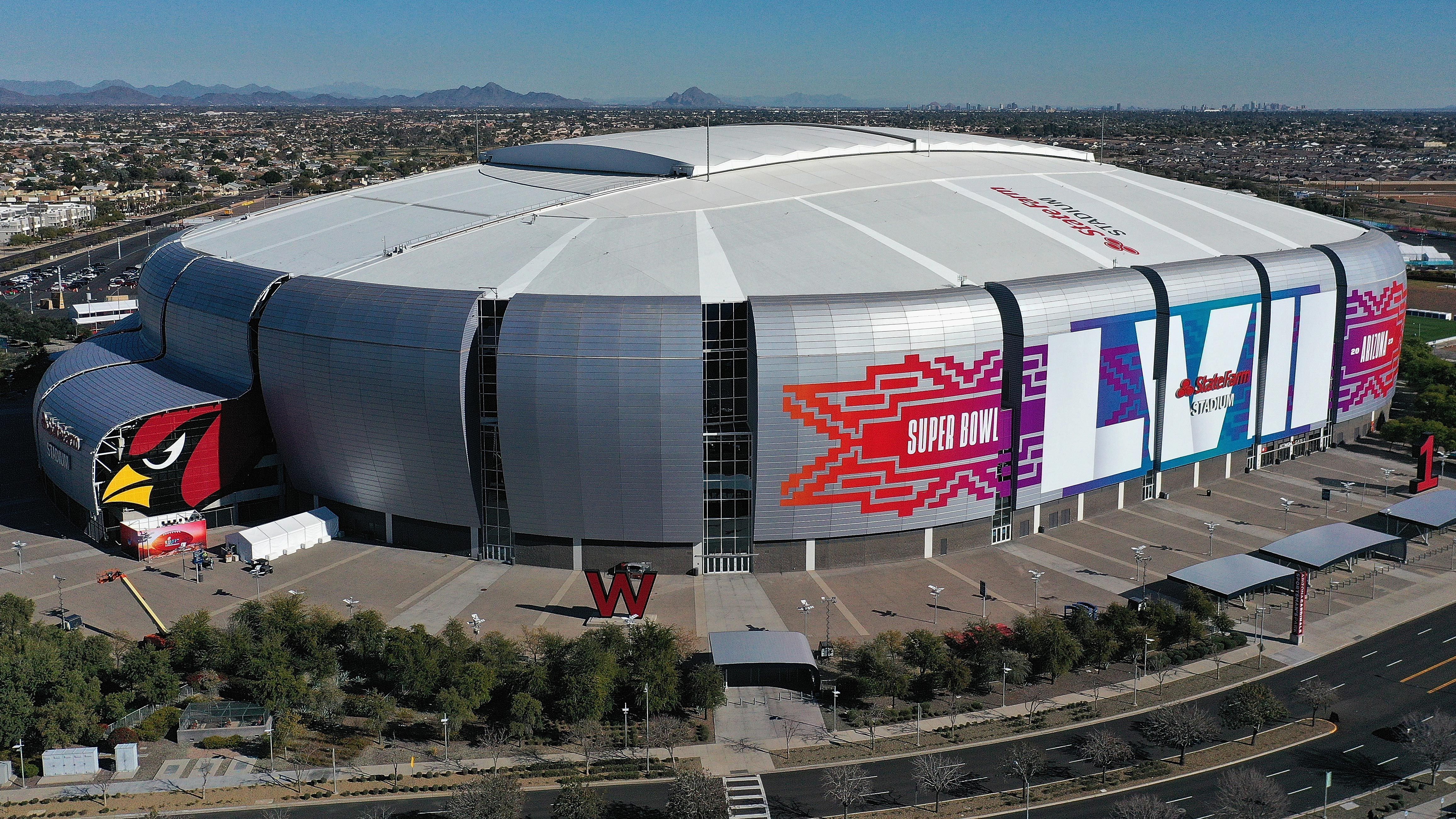 
                <strong>Super Bowl LVII: Die besten Bilder vom State Farm Stadium aus Glendale, Arizona</strong><br>
                Es ist bereits der dritte Super Bowl, der im State Farm Stadium ausgetragen wird. Am 3. Februar 2008 kürten sich die New York Giants nach einem 17:14-Sieg über die New England Patriots zum Sieger des Super Bowls XLII. Sieben Jahre später holten sich die Patriots dann am 1. Februar 2015 beim 28:24-Erfolg über die Seattle Seahawks im Super Bowl XLIX die Vince Lombardi Trophy.
              