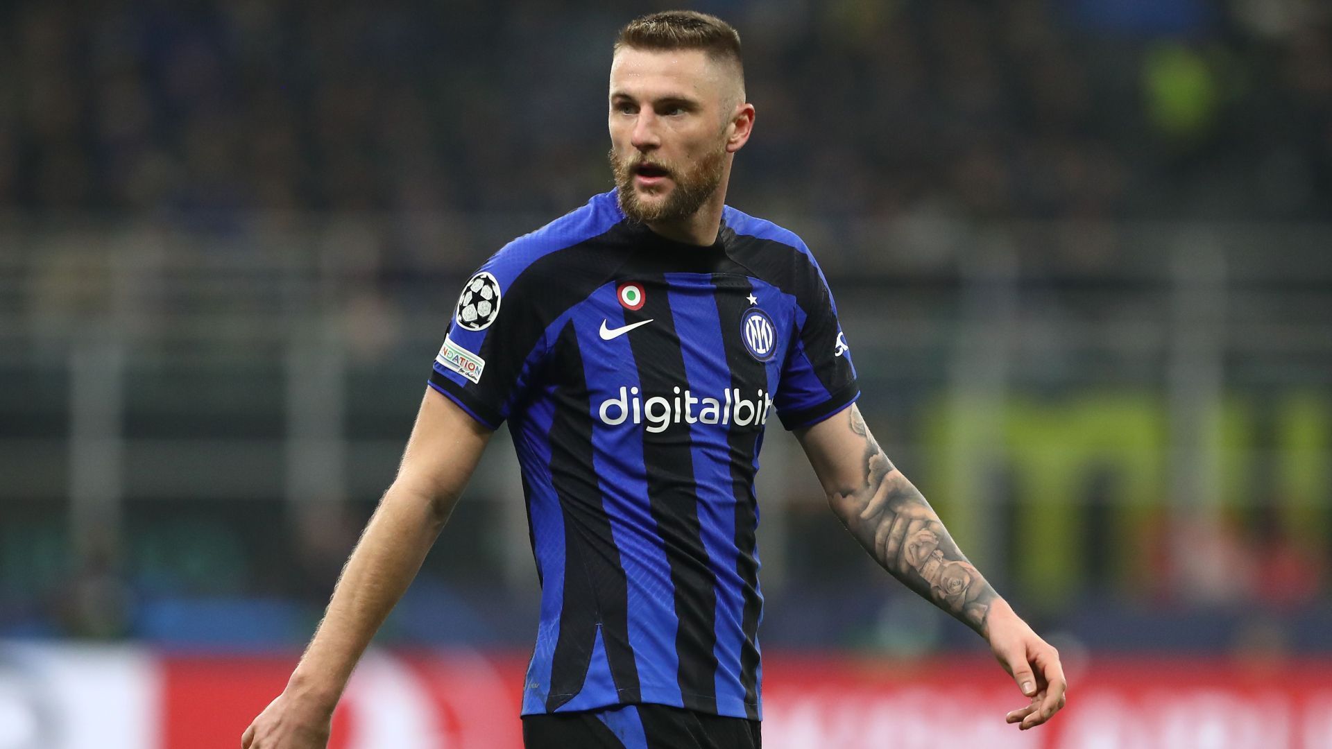 
                <strong>Platz 8 - Milan Skriniar (Inter Mailand)</strong><br>
                &#x2022; <strong>Bisheriger Verein: </strong>Inter Mailand<br>&#x2022; <strong>Größte Erfolge: </strong>1x italienischer Meister<br>&#x2022; <strong>Marktwert: </strong>50 Millionen Euro<br>&#x2022; <strong>Alter: </strong><br>&#x2022; <strong>Tendenz: </strong>wird auf jeden Fall gehen<br>&#x2022; <strong><strong>Mögliche Ziele:</strong> </strong>Paris Saint-Germain<br>
              