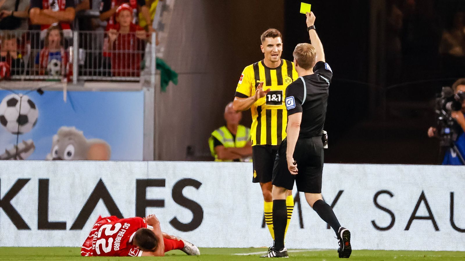 
                <strong>Thomas Meunier</strong><br>
                Der Belgier setzt zwar offensiv Akzente, bezahlt dafür, aber in Laufduellen in Richtung eigenes Tor. So gegen Günter bei dessen scharfer Hereingabe oder gegen Sallai, der clever die Gelbe Karte gegen Meunier zieht. Kurz vor der Pause unterläuft dem früheren PSG-Akteur fast ein Eigentor. Nach dem Seitenwechsel kommt er nicht zurück. ran-Note: 4
              