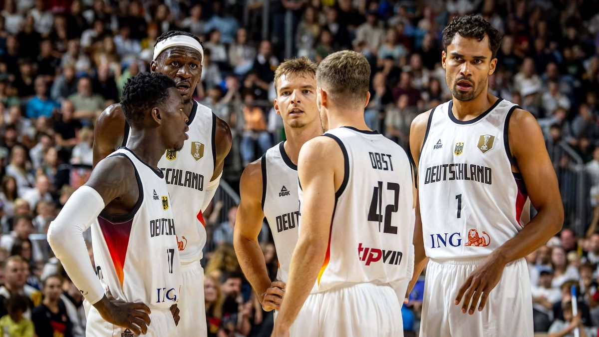 Basketball Köln 23.08.2025 Testspiel Freundschaftsspiel DBB Länderspiel Männer Herren Deutschland (GER) - Spanien (ESP) Dennis Schröder Schroeder (Deutschland, No.17) Schröder Schroder Isaac Bonga ...
