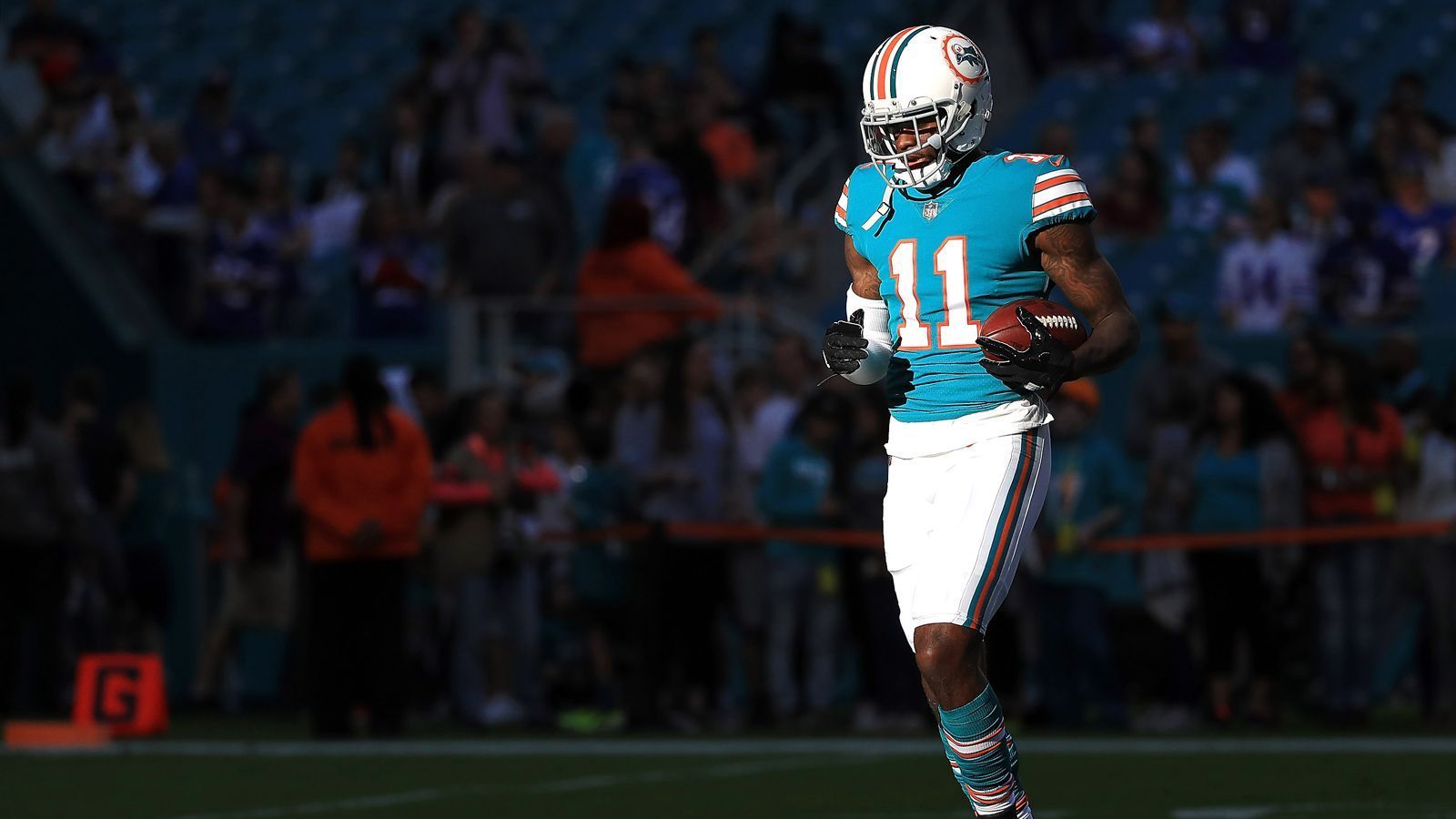 
                <strong>DeVante Parker (Wide Receiver, Miami Dolphins)</strong><br>
                Von Verletzungen geplagt spielt der 2015er Erstrundenpick der Dolphins in dieser Saison bisher keine Rolle. Hinter den Neuzugängen Danny Amendola und Albert Wilson ist der Receiver mittlerweile nur noch die vierte Wahl. Ein Trade gilt als wahrscheinlich, als Problem könnte sich allerdings der Vertrag des 25-Jährigen herausstellen. Parker verdient 2019 über neun Millionen Dollar, auch im Verletzungsfall garantiert.
              