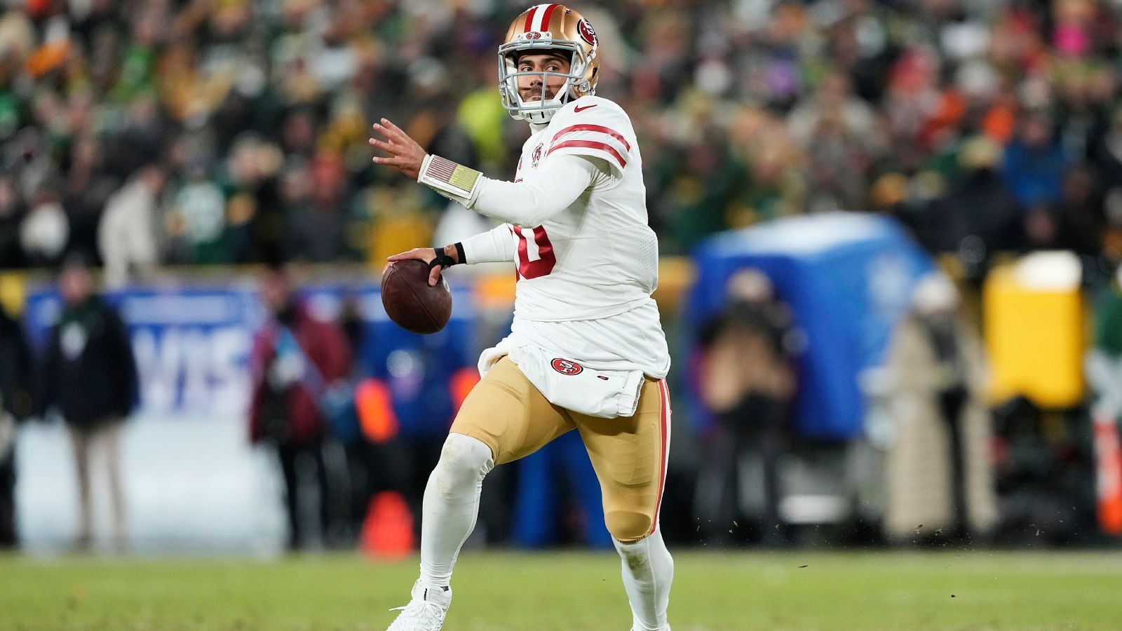 
                <strong>Jimmy Garoppolos Stärke: Wissen, wo der Ball hin muss</strong><br>
                Jimmy Garoppolo gilt bei den Experten als der limitierteste verbliebene Quarterback. Dennoch hat auch er natürlich seine Stärken. Vor allem sticht heraus, dass "Jimmy G" meist schon vor dem Play weiß, wo der Ball hin muss, damit es brandgefährlich für die Defense wird. Seine beiden besten Playmaker, Wide Receiver Deebo Samuel und Tight End George Kittle, werden oft bestens von ihm eingesetzt. Zudem hört man aus Mannschaftskreisen, dass er ein hervorragender Anführer ist, ein wichtiger weicher Faktor für einen erfolgreichen Quarterback.
              