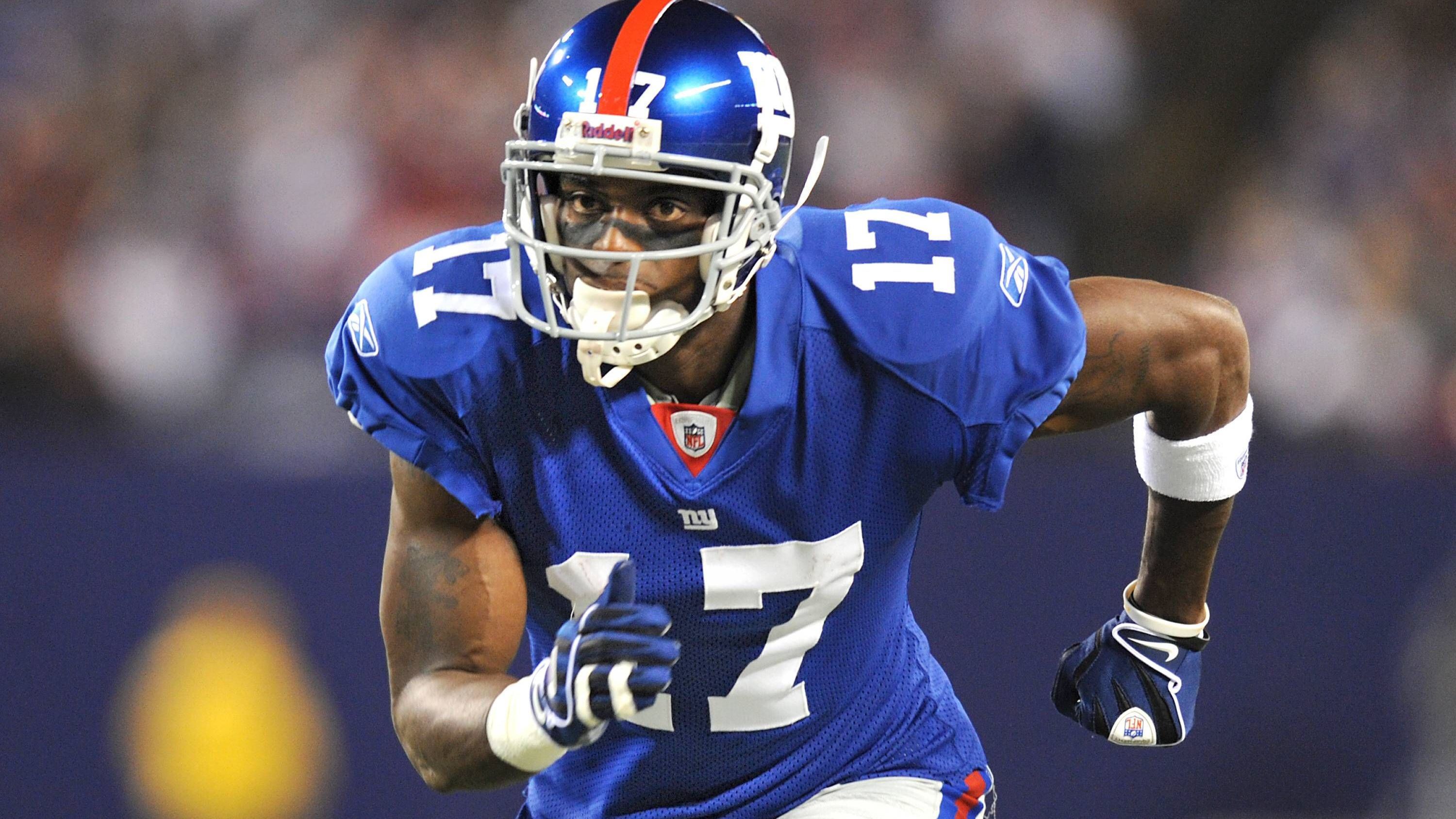 <strong>Plaxico Burress (17)</strong><br>Zum Abschluss noch ein Fall von Gaunerei. Als Plaxico Burress 2005 bei den New York Giants landete, wollte er die Nummer 17 von Jeff Feagles haben. Der erinnerte sich an seinen erwähnten Deal mit Eli Manning ein Jahr zuvor, nur forderte er diesmal, dass der Kollege für seine geplante Outdoor-Küche zahlen sollte. Die Nummer wechselte den Besitzer, auf die Bezahlung wartete Feagles laut eigener Aussage aber vergeblich.